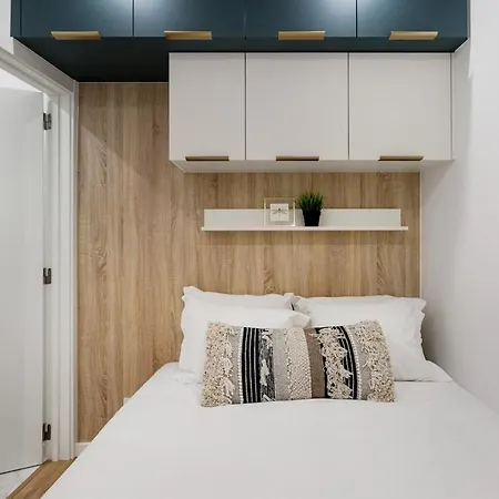 Petite Charm In Old Apartman *