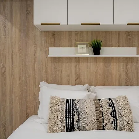 Petite Charm In Old * リスボン